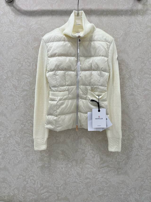 Moncler 25新款拼接针织口袋女式羽绒服 温度与风度的完美平衡 90%珍稀鹅绒填充 零下无畏,轻盈锁温 创新羊毛针织袖 触感柔软,立体廓形不臃肿 撞料高阶 Moncler 25新款拼接针织口袋女式羽绒服 温度与风度的完美平衡 90%珍稀鹅绒填充 零下无畏,轻盈锁温 创新羊毛针织袖 触感柔软,立体廓形不臃肿 撞料高阶