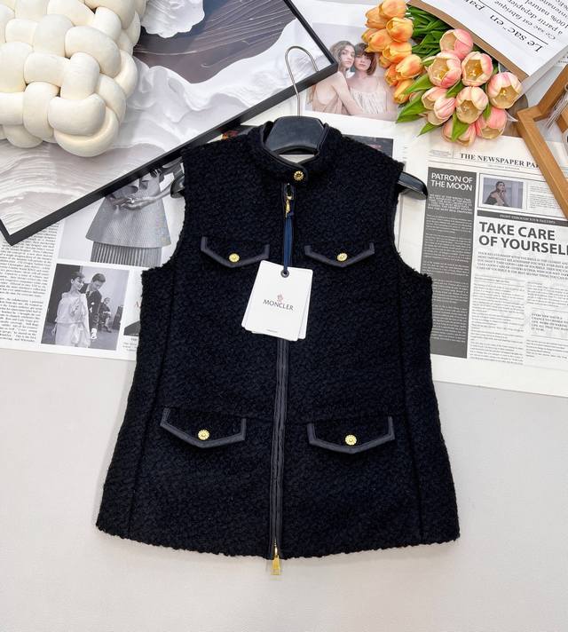 Moncler2025新品上架泰迪毛绒四口袋拉链羽绒马甲,前幅外层饰以泰迪毛绒材质 质感柔软舒适 背后拼接防风尼龙材质 材质碰撞 时髦洋气 羽绒马甲剪裁 拉链扣 Moncler2025新品上架泰迪毛绒四口袋拉链羽绒马甲,前幅外层饰以泰迪毛绒材质 质感柔软舒适 背后拼接防风尼龙材质 材质碰撞 时髦洋气 羽绒马甲剪裁 拉链扣