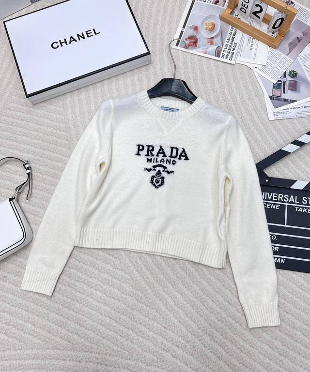 prada24Ss普拉达早春新款字母徽标毛衣,经典了而且上身超舒服 面料超鸡柔软 绝了 小短款的款式很显瘦显小小一只胸前字母设计增加细节感下摆螺纹收口保暖性很好 prada24Ss普拉达早春新款字母徽标毛衣,经典了而且上身超舒服 面料超鸡柔软 绝了 小短款的款式很显瘦显小小一只胸前字母设计增加细节感下摆螺纹收口保暖性很好