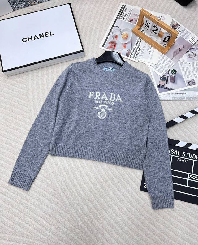 prada24Ss普拉达早春新款字母徽标毛衣,经典了而且上身超舒服 面料超鸡柔软 绝了 小短款的款式很显瘦显小小一只胸前字母设计增加细节感下摆螺纹收口保暖性很好 prada24Ss普拉达早春新款字母徽标毛衣,经典了而且上身超舒服 面料超鸡柔软 绝了 小短款的款式很显瘦显小小一只胸前字母设计增加细节感下摆螺纹收口保暖性很好