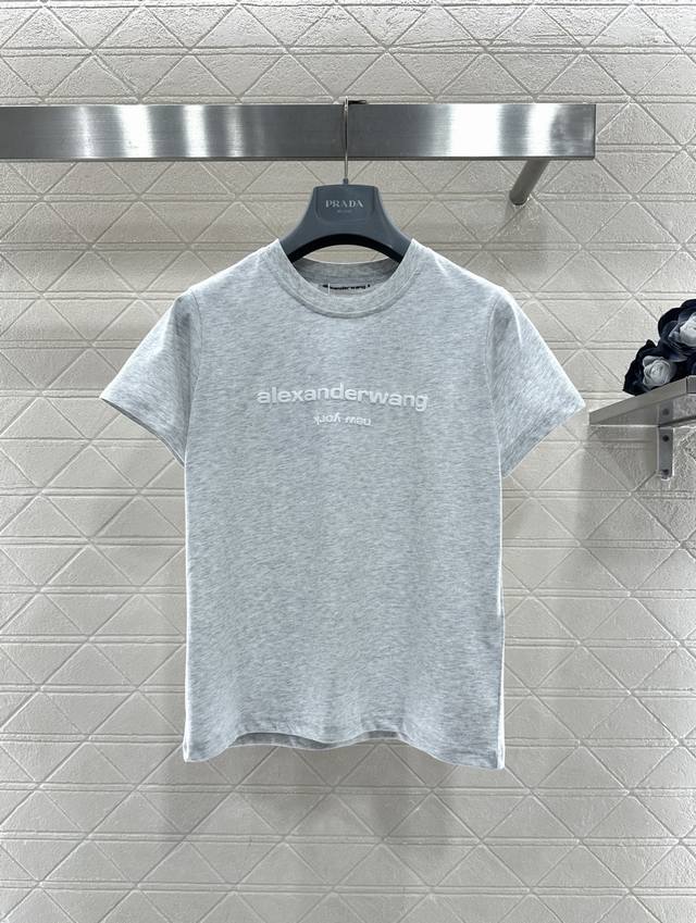 Alexander Wan*2026新品上架 圆领起泡印花徽标 定制Yb丝光全棉材质，质感光泽，弹力舒适，修身短袖剪裁，穿搭显瘦洋气，白、粉、灰、黑四色承包四季