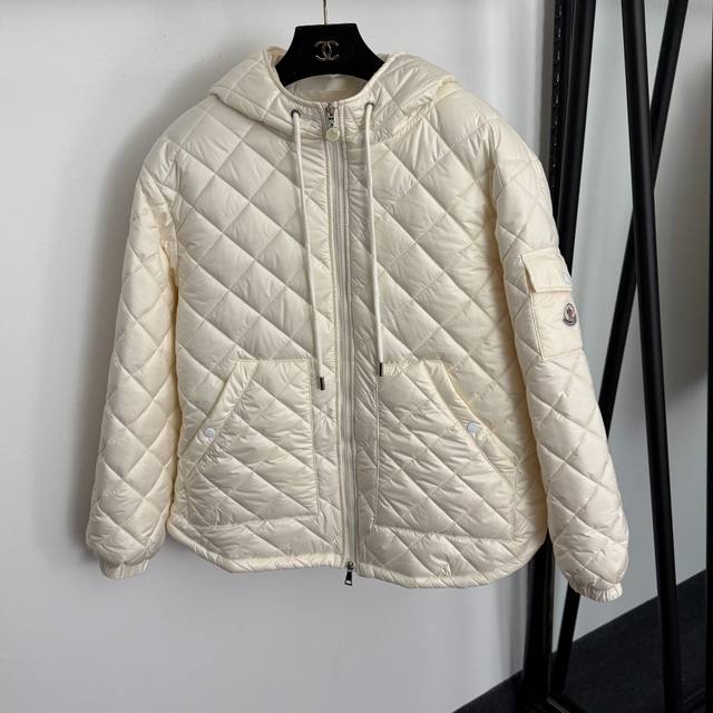 款号20259313 Moncler*蒙口新款 侧边徽章刺绣口袋 菱格子长袖连帽棉服拉链外套,米白色,黑色,Sml, M码:肩宽51,胸围118,袖长58,长7 款号20259313 Moncler*蒙口新款 侧边徽章刺绣口袋 菱格子长袖连帽棉服拉链外套,米白色,黑色,Sml, M码:肩宽51,胸围118,袖长58,长7