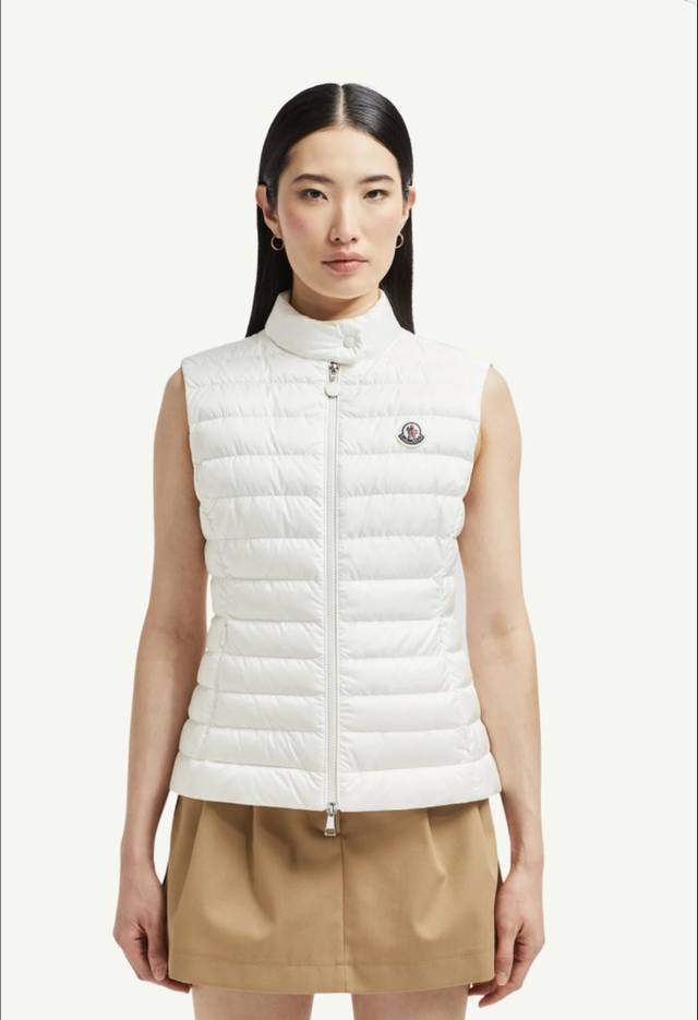 Moncler*蒙口新款上新高端定制原版字母Logo五金配件、采用国标90%白鹅绒填充物、小标志胸章装饰修身版显瘦无袖外套轻薄羽绒马甲上衣 价格p不含防尘袋 黑 Moncler*蒙口新款上新高端定制原版字母Logo五金配件、采用国标90%白鹅绒填充物、小标志胸章装饰修身版显瘦无袖外套轻薄羽绒马甲上衣 价格p不含防尘袋 黑