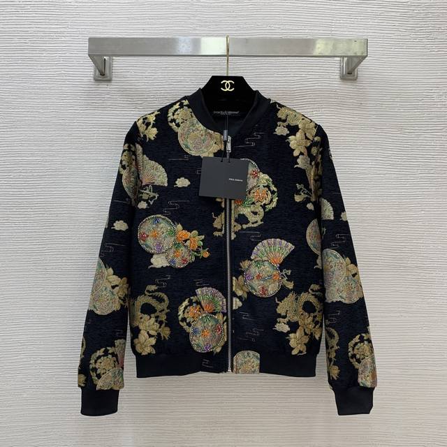 杜嘉班纳Dg*新款新款 高端定制雪尼尔绒宫廷风复古提花面料、前片奢华重工镶钻钉珠装饰时尚立领拉链门襟棒球服夹克外套！黑色， S码：肩宽39，胸围100，袖长59