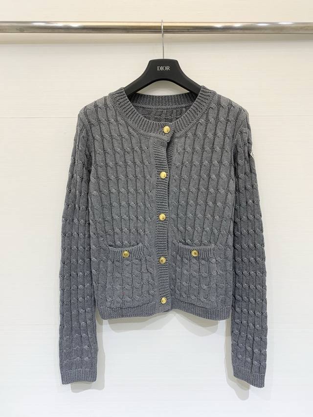 Moncler 26早春新款 麻花金扣针织开衫 肩章Logo非常具有标志性 单排扣双口袋设计 简约高级 两色Sml Moncler 26早春新款 麻花金扣针织开衫 肩章Logo非常具有标志性 单排扣双口袋设计 简约高级 两色Sml