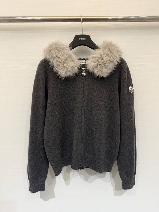 Moncler 26春夏新款 毛毛领针织开衫款 Logo图案修饰点缀 系列款出货 上身高级氛围感 三色 Moncler 26春夏新款 毛毛领针织开衫款 Logo图案修饰点缀 系列款出货 上身高级氛围感 三色