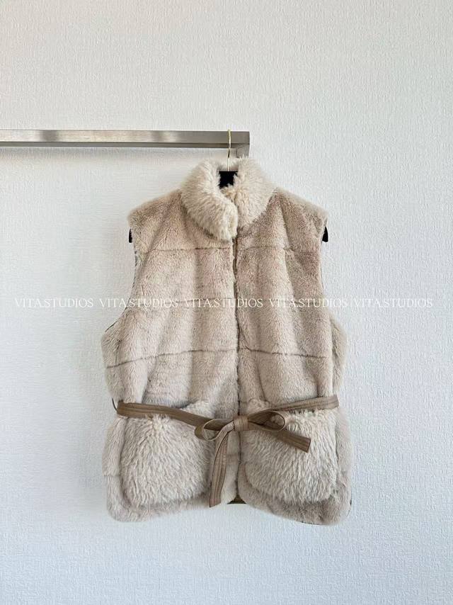 爆款现货 腰带羽绒马甲 采用韩版雪兔面料,触感柔软顺滑,外观呈现出温柔的色调,给人温暖柔和的视觉感受。 全件填充鹅绒,鹅绒具有极高的蓬松度,能形成高效的隔热空气 爆款现货 腰带羽绒马甲 采用韩版雪兔面料,触感柔软顺滑,外观呈现出温柔的色调,给人温暖柔和的视觉感受。 全件填充鹅绒,鹅绒具有极高的蓬松度,能形成高效的隔热空气