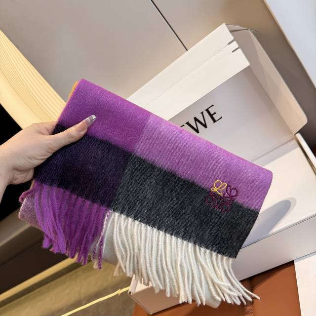 New Arrival! Loewe's rare gentle color scheme, understated yet elegant. Highly r New Arrival! Loewe's rare gentle color scheme, understated yet elegant. Highly r