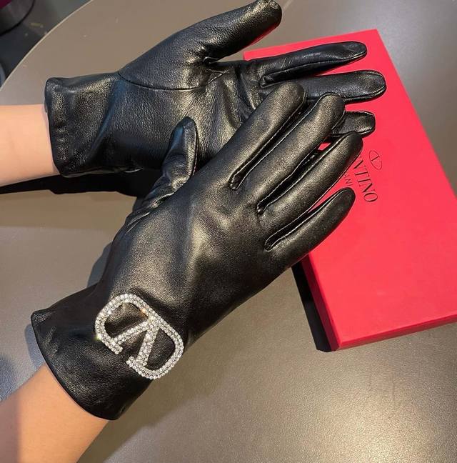 2025新款独家首发华伦天奴Valentino触屏女款手套 原单品质 官网同步女士新款高档羊皮手套女神首选 不可错过百分百选用进口埃塞皮羊皮质细腻柔软 认准进口