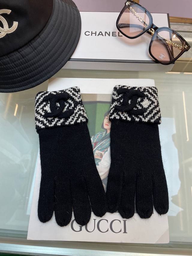 Chanel秋冬羊毛针织手套糖果纯色系列今年秋冬大火 每色都超好看 搭配羊绒大衣绝美 立体版型剪裁 线条流畅 佩戴舒适 露指设计更加方便 贴合手型