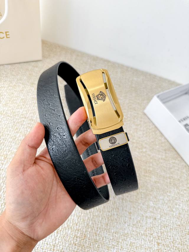 品名：范思哲.Versace.皮带腰带自动皮带 型号：自动带，纯钢材质经典人头自动扣，图片实物拍摄 腰带：百分百头层牛皮，自动带身，保证真皮。24K纯钢扣永不掉