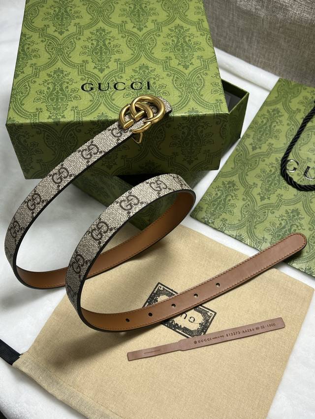 G brand , 2.0 cm wide, the Gg Marmont series introduces a reversible style, unv G brand , 2.0 cm wide, the Gg Marmont series introduces a reversible style, unv