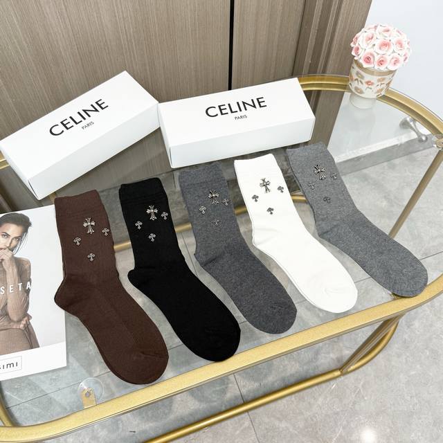 Comes with packaging. One box contains five pairs of Chrome Hearts best-selling