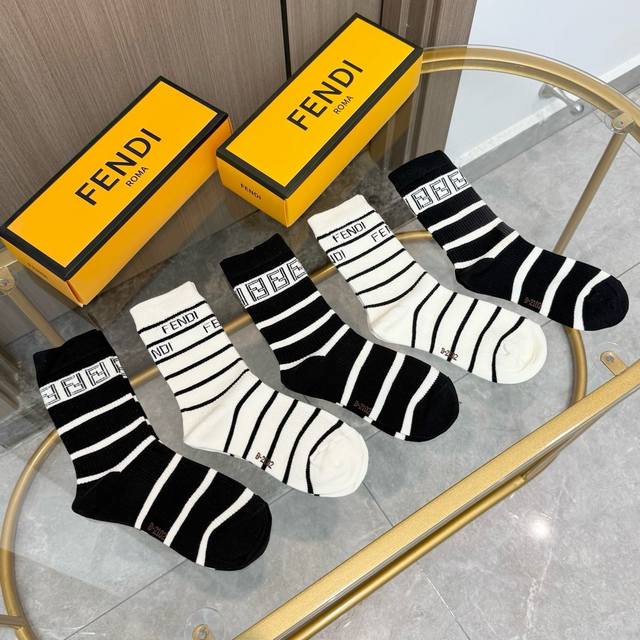 配包装 一盒五双 Fendi 芬迪大F新品高筒袜子超级经典的双F标志，纯棉材质制造，透气舒适，超级Nice超火爆小单品，大牌出街，潮人必备超好搭