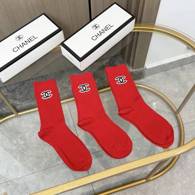 配包装 一盒三双 Chanel香奈儿红红火火过年袜 官网同款字母饰品中长款袜子！罗口饰品品牌简称字母Ins装饰，专柜同步筒袜袜子，大牌出街，潮人必备超好搭