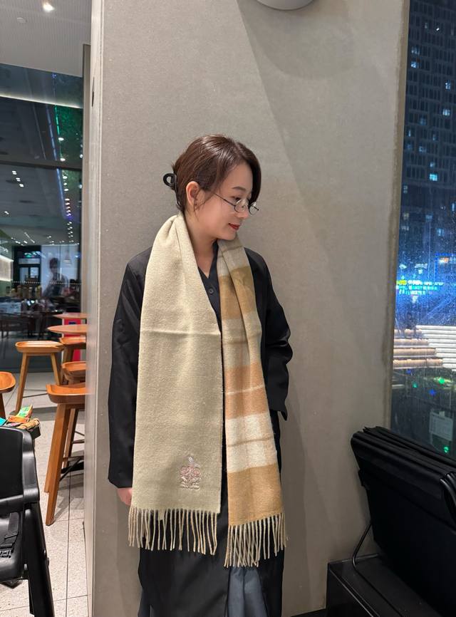 Loewe's rare gentle color scheme, understated yet elegant. Highly recommend the