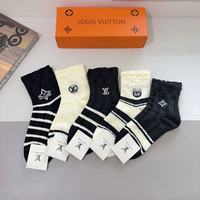 5 pairs of Louis Vuitton socks per box (with packaging) - a super popular item!