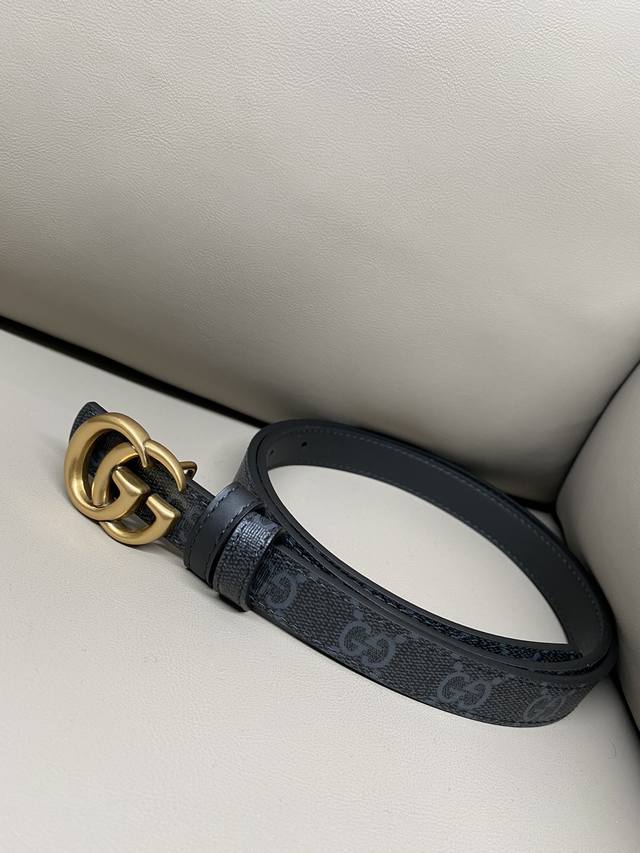 Gg Marmont Reversible Narrow Belt 2.0 Width The Gg Marmont collection introduces Gg Marmont Reversible Narrow Belt 2.0 Width The Gg Marmont collection introduces