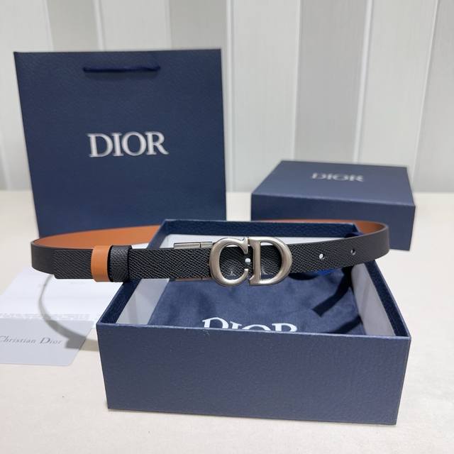 Christian Dior 30 Montaigne Reversible Belt. Made with palm-textured, flat-grai Christian Dior 30 Montaigne Reversible Belt. Made with palm-textured, flat-grai