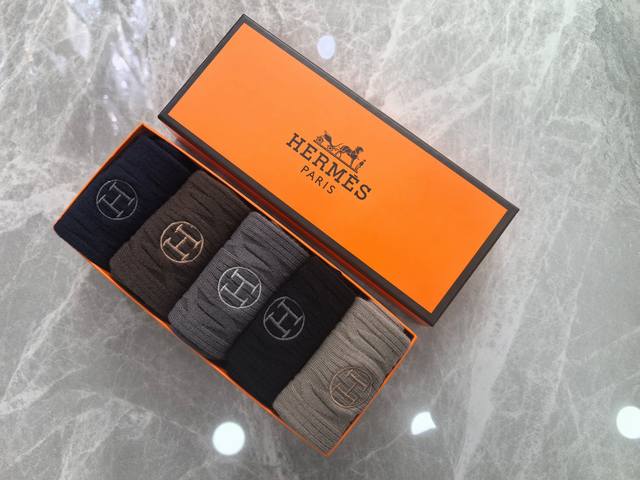 特 配专柜包装 Hermes 爱马仕 新款羊绒刺绣中长款堆堆袜袜子!一盒五双,专柜同步筒袜袜子,大牌出街,潮人必备超好搭 特 配专柜包装 Hermes 爱马仕 新款羊绒刺绣中长款堆堆袜袜子!一盒五双,专柜同步筒袜袜子,大牌出街,潮人必备超好搭