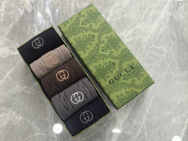 特 配专柜包装 Gucci 古驰 最新双针中长筒刺绣款堆堆袜袜子!一盒五双,专柜同步筒袜袜子,大牌出街,潮人必备超好搭 特 配专柜包装 Gucci 古驰 最新双针中长筒刺绣款堆堆袜袜子!一盒五双,专柜同步筒袜袜子,大牌出街,潮人必备超好搭