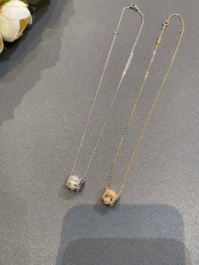 V金镀咪金Vca万花筒项链，对Vca爱好者绝对不能放过这款，复古又大牌的质感，小吊坠一直都是百搭款，不挑人