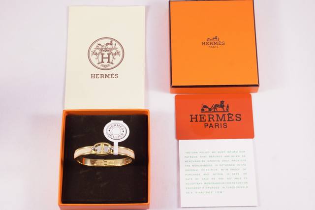 批 40-19Cm Hermes爱马仕 Mini Clic卡其灰粉色猪鼻子手镯 温柔细致的卡其灰粉色，超级好看阿阿阿！！还在纠结想买爱马仕手镯但又怕出门撞款嘛！