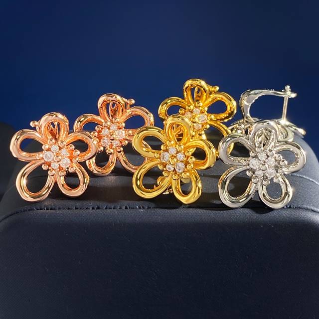 Earrings Van Cleef & Arpels Vca High-end Fashionable Versatile Metal Hollowed-o Earrings Van Cleef & Arpels Vca High-end Fashionable Versatile Metal Hollowed-o
