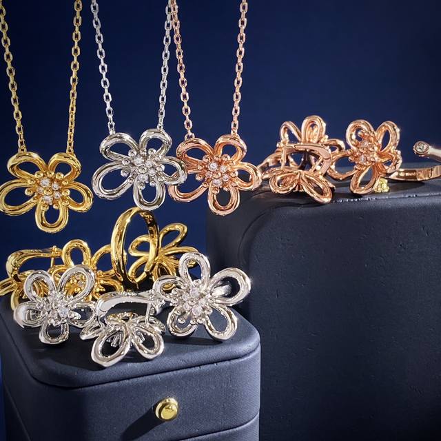 Necklace Van Cleef & Arpels Vca High-end Fashionable Versatile Metal Hollowed-o Necklace Van Cleef & Arpels Vca High-end Fashionable Versatile Metal Hollowed-o