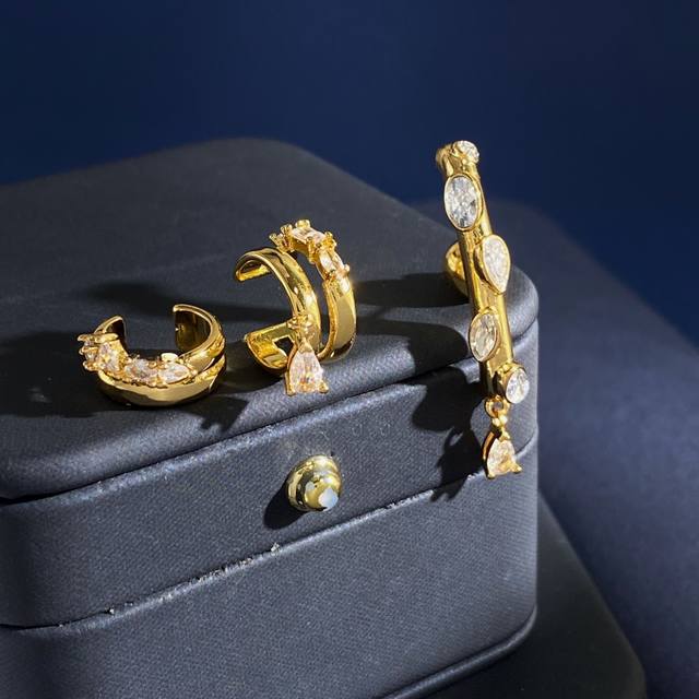 Swarovski & The Devil: Kim Yoo-jung's Exquisite and Stylish Zirconia Diamond Ear Swarovski & The Devil: Kim Yoo-jung's Exquisite and Stylish Zirconia Diamond Ear