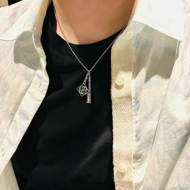 The design of the new Loewe logo necklace is truly amazing, incredibly artistic!