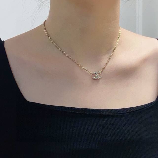 A hot new Chanel high-end version necklace with a double C champagne gold diamon