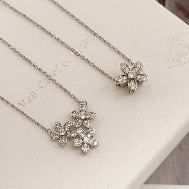 Vancleef*Arpel*Four-Leaf Clover Silver Diamond-Studded Five-Flower Necklace, mad