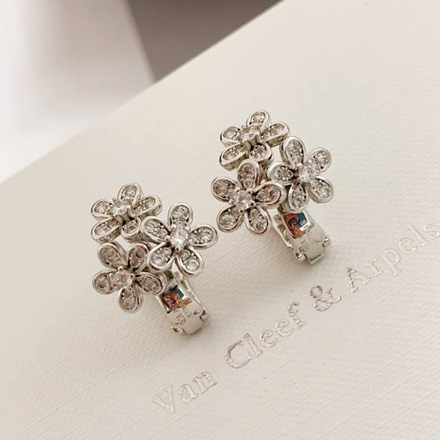 Ve073 Vancleef*Arpel* Silver diamond-encrusted three-flower earrings, made of th