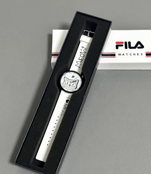 Fila斐乐 我的猫咪就在手表上啦 设计师太懂爱猫人士啦 我喜欢表盘上的猫咪憨憨的 表带上也印着可爱的字母图案 上手好有Ins风俏皮有趣 送给喜欢猫猫的朋友敲合