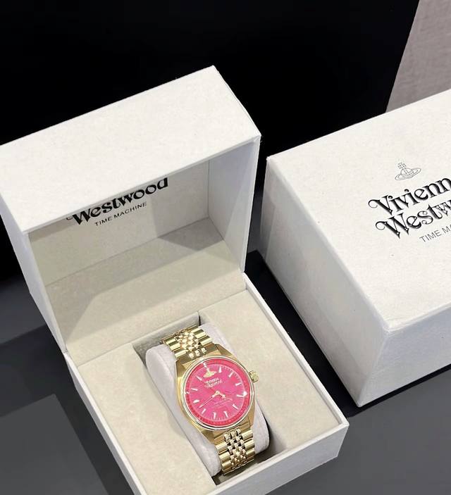 好喜欢我这块火龙果配色的 Vivienne Westwood 西太后手表 我觉得粉金配色和早秋好搭 戴上手尊嘟很显气质 表盘上的土星Logo还挺有细节感的 而且