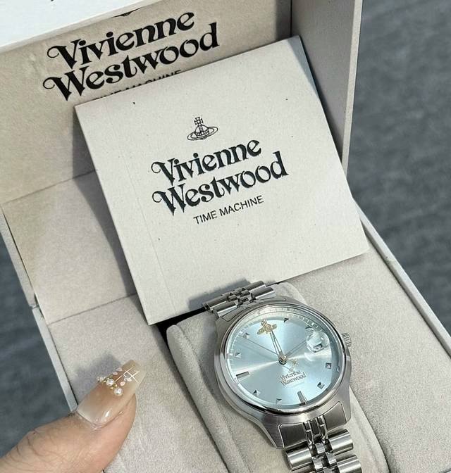 好喜欢我的西太后碎冰蓝手表～ 介么美的西太后女孩纸怎么能错过呀 实物拿到手有被惊艳到耶 我是觉得碎冰蓝表盘尊滴太美啦 这款是四季款还蛮百搭 上手显白还蛮给女生气