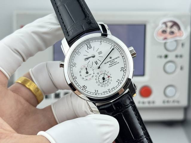 江诗丹顿马耳他系列42005两地时腕表，大气高雅，尊贵非凡 表壳 腕表尺寸40Mmx11Mm ，316L精钢表壳经过悉心打磨，光泽迷人，低调奢华，呈现正品贵族风