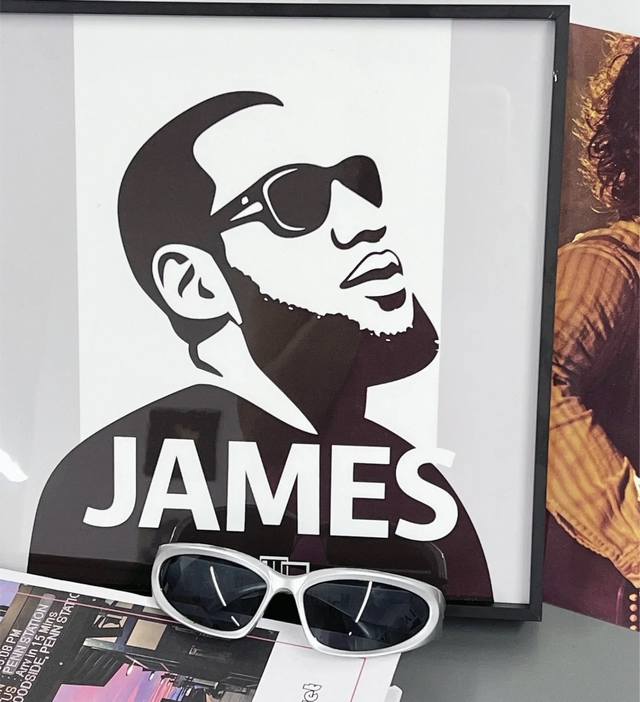 精致的球迷必须要有版画 时尚的品质版画 爱上这款 520送礼还是生日送礼可以 朋友们都说好看，哈哈哈 挂着稳当 作为球迷觉得挺值 线条也清晰，凑近看细节没毛病