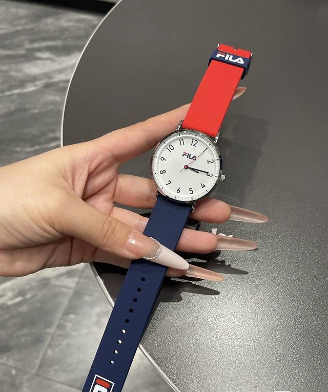 Fila斐乐 好喜欢这块美式复古风的小手表呀 红色蓝色的搭配 是活力青春的象征 男女同款的呢～ 现在搭配卫衣还不错哦
