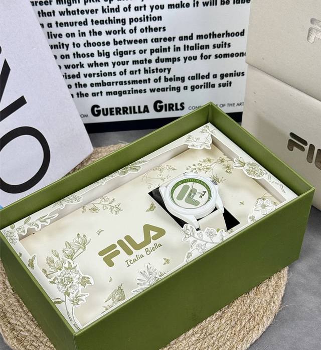 现Fila斐乐 手表都介么吼看了嘛 感觉这第一眼看着就挺飒爽的 清新绿的配色看着比较醒目 硅胶表带软乎乎 戴久了也不闷手