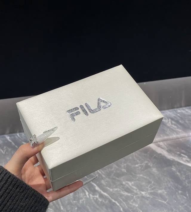 Fila斐乐 好喜欢这个钢带手表呀～ 我觉得颜值很在线 戴着挺贵气挺漂亮呀 礼盒挺好看送出手特别有面啊 感觉不管上班还是约会戴都挺合适呀！