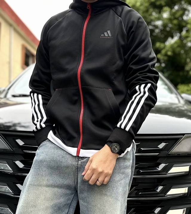 Fila斐乐 今天穿搭决定来点新意思的 阿迪家的的运动外套，红色拉链特别亮眼 水洗款的直筒款的牛仔裤 配饰就来点有意思的，选的是这款少女款手表，还真别说，小表盘