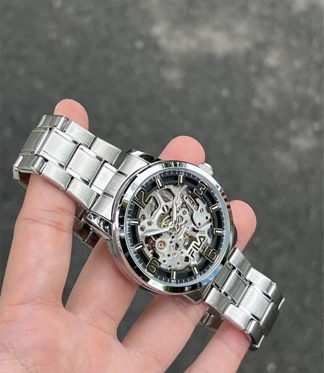 Fila斐乐 不是我说，这块机械表真的太帅了 镂空的设计很显立体感 简单的Logo更是点睛之笔 加粗的字体很实用 不花哨的机械感真的狠狠爱了～