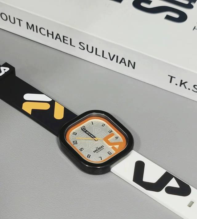 Fila斐乐 哈喽大家好呀，我是空醒 高考过去几天咯 对象说想要个手表去上大学戴～ 我在得物选到这两个斐乐的手表 左边是不规则的黄白石英表 右边是圆盘银框石英表