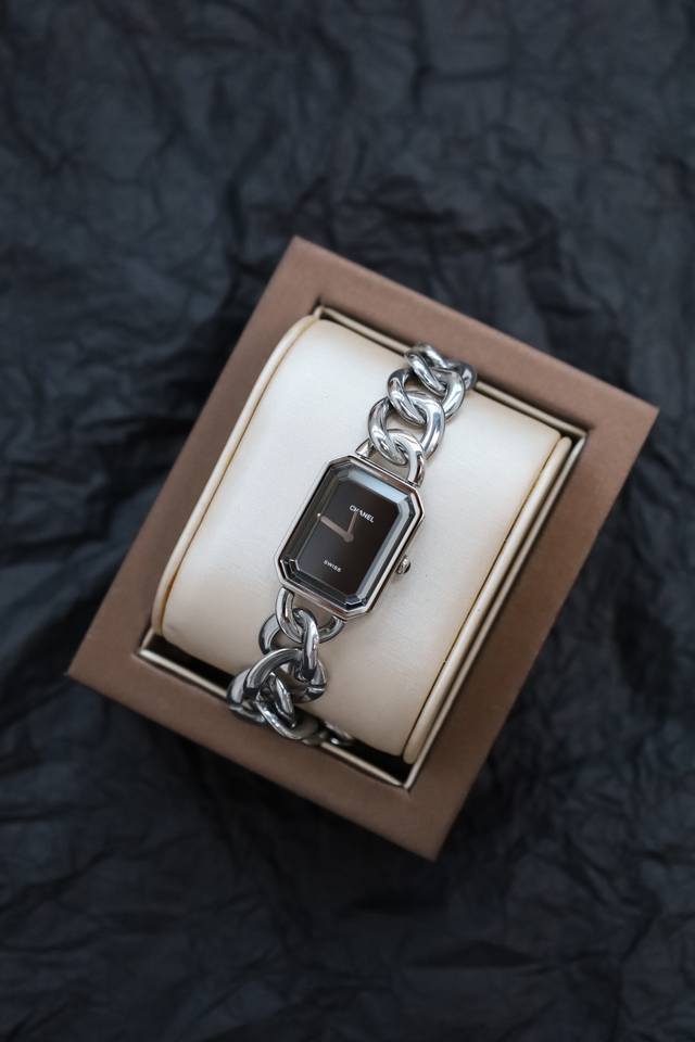 Exquisitely beautiful! Chanel's high-end design and minimalist style perfectly