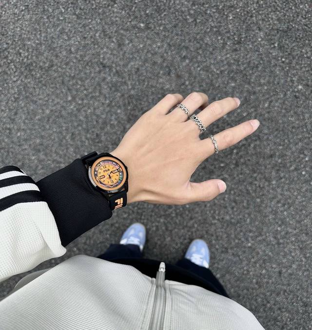 Fila斐乐 尊嘟太帅啦 我戴滴介款万圣节限定配饰腕表 硅胶的表带 搭配南瓜小鬼的表盘 一体橙色的颜色质感蛮不错滴 日常通勤戴起来也蛮好看滴