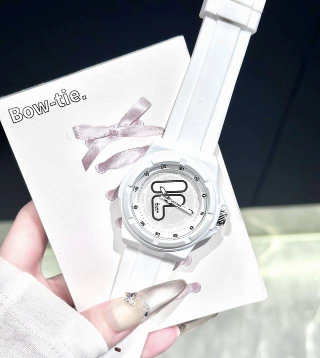 Fila斐乐 不得不说这块白色斐乐小手表 尊滴好有冬天的感觉 奶呼呼的硅胶表带 方便清洗拆卸 上手搭配秋冬白色毛衣 大衣都蛮好看滴耶 是女孩子秋冬方便搭配的饰品