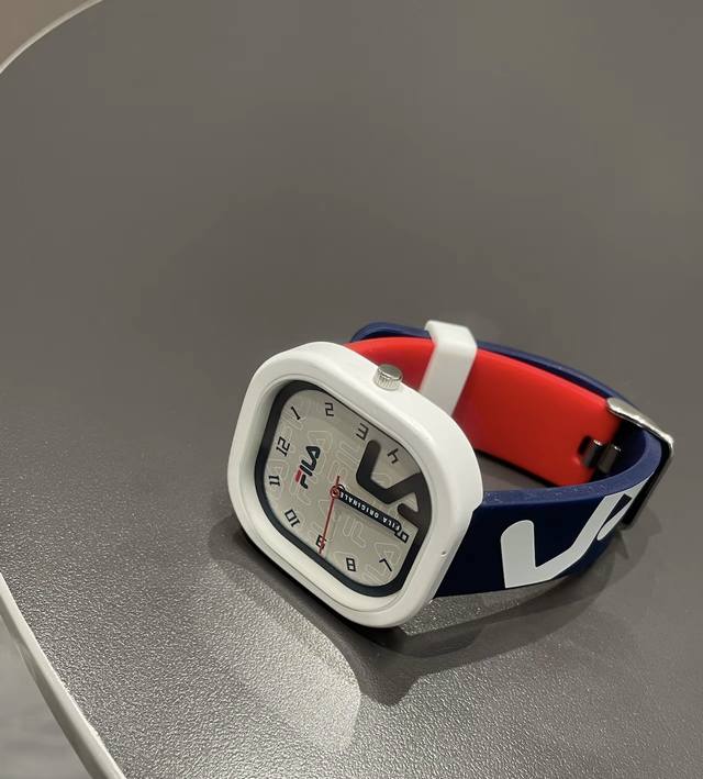 Fila斐乐 这三块小手表真的Hin青春诶 配色敲丰富的 软硅胶材质的奶呼呼的很舒服 冬天随意搭配各种衣服嘟蛮靓哟