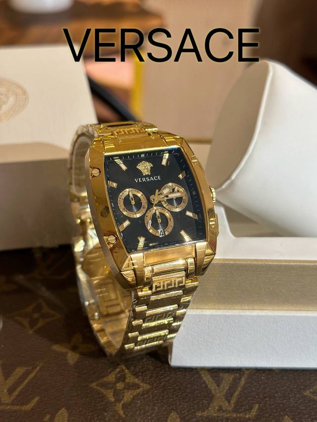 Versace 新款 范思哲 V酒桶系列 全面到货！酒桶形三眼表盘，搭配三个计时盘6时刻计时圈内嵌日期窗口日辉纹盘面折射不同时光影视线，在链节上研磨出金属拉丝线